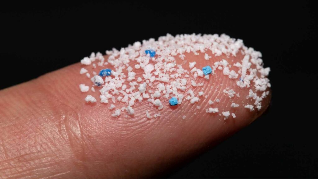 Mikroplastik auf einem Finger